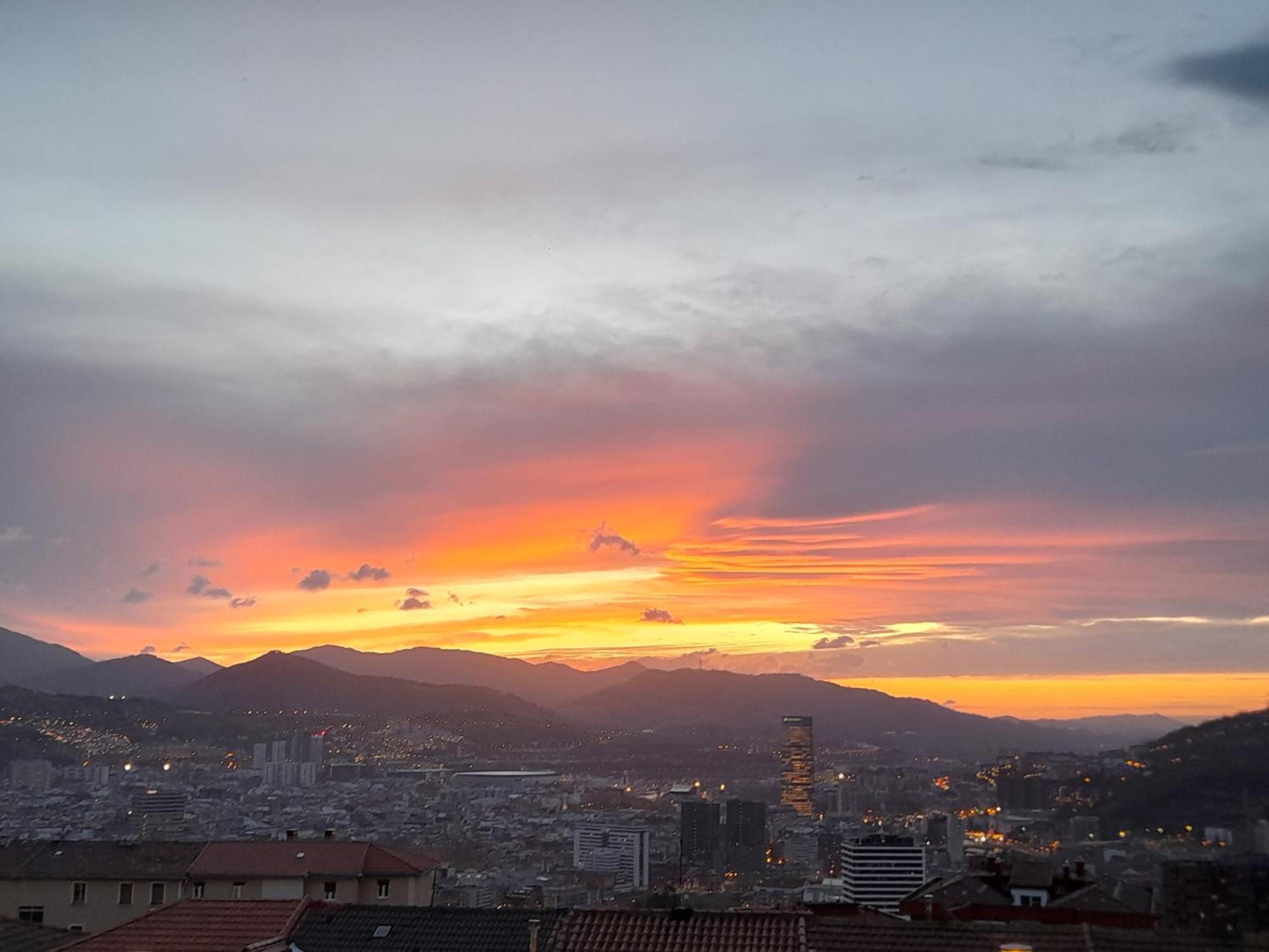 Calida Estancia Descubre La Ciudad บิลเบา ภายนอก รูปภาพ
